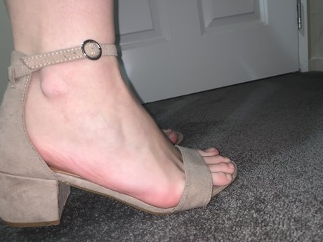 mommysfeet model sexy pic
