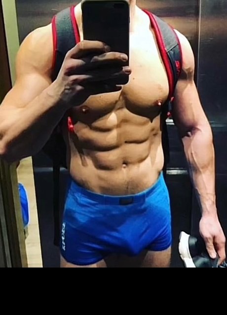 XXLBeastm model naked photos