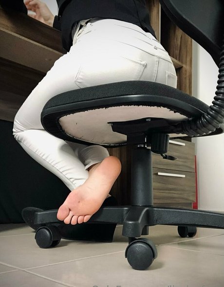 lizzie feet model exclusive photo