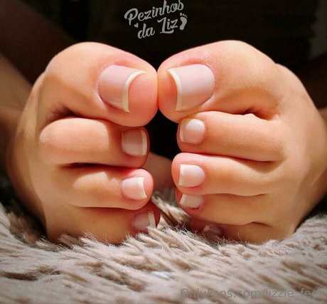 lizzie feet nude model image