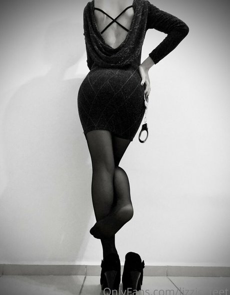 lizzie feet star pic