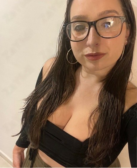 Kirsty Wells pretty actress images