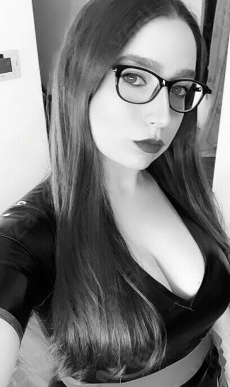 Kirsty Wells pretty star archive