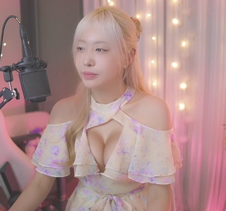 famous nude onlyfans pornographic images