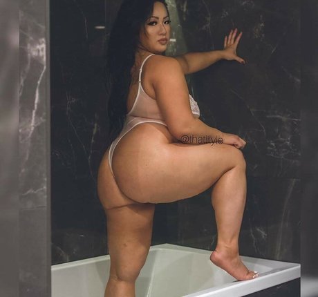 Lily Le model nice images