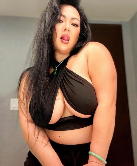 Lily Le porn model pic