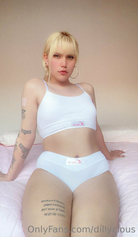 dillycious star naked img