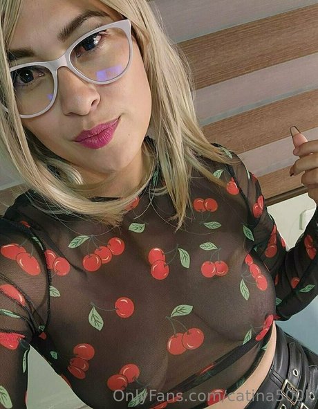 catina500k naked model image