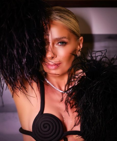 Adriane Galisteu Photo Gallery