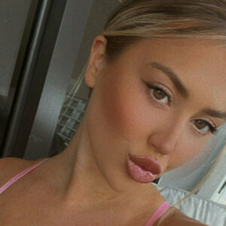 Halle Payne star art photo