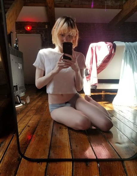 flammableoil erotic model img