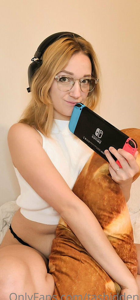 Tashidden nude model pictures