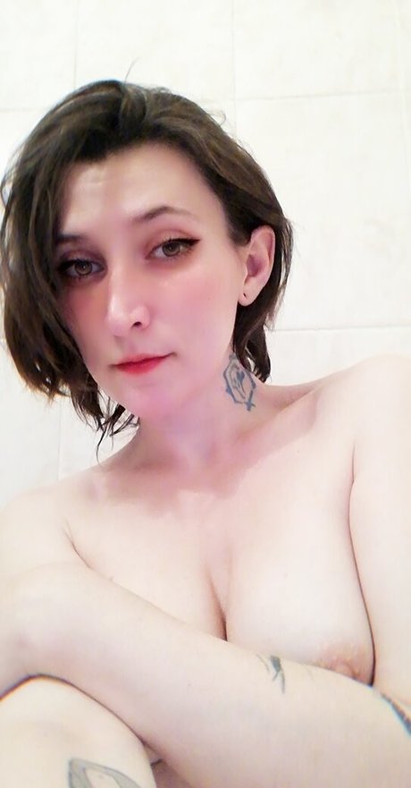 Olya Holmes free star picture