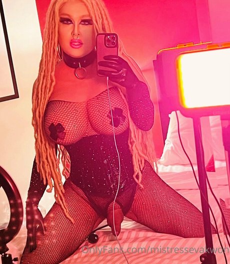 mistressyumi pornstar nude img