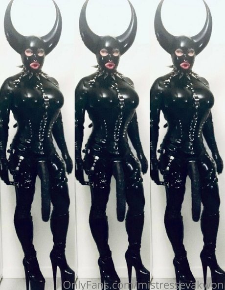 mistressyumi star top photo