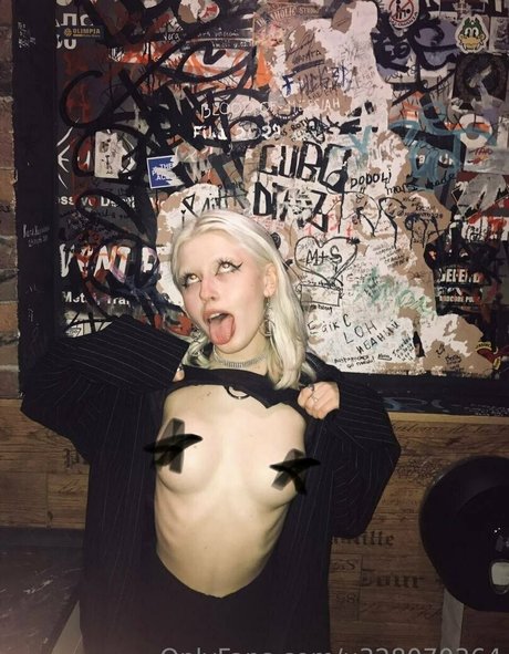 woodsnaomi sexy actress photo