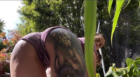 Knotty Peach model xxx photo