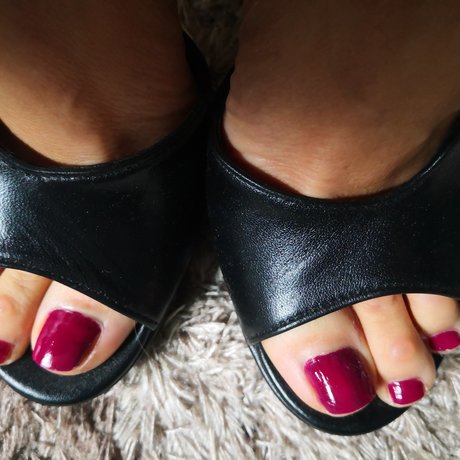 Lola Ferraro Queen model top image