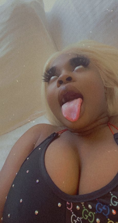 MoeStaxx model adult pictures