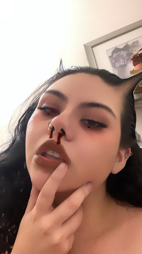 _POUTY PRINCESS_ model picture