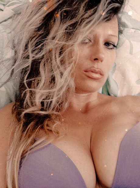 Julia glance beautiful model picture