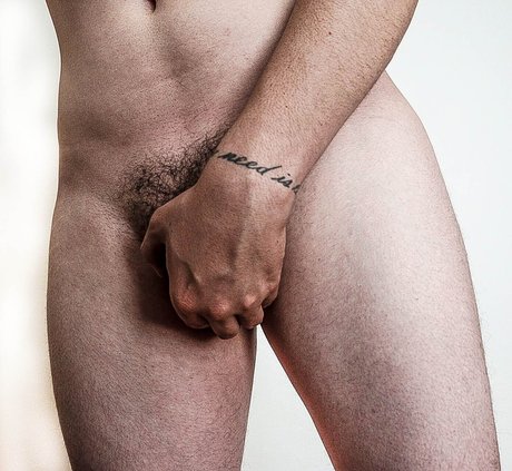 Gamul model adult pic