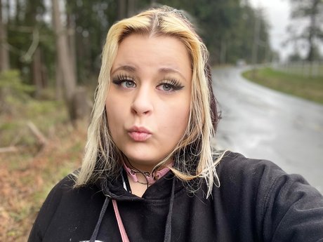 Luna 3 0 pretty model pic