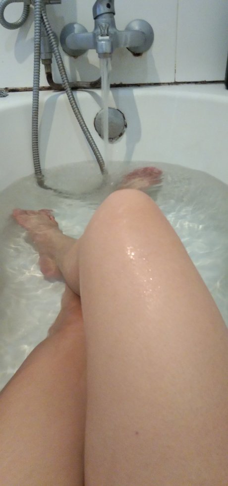 Bee Bee model pretty picture