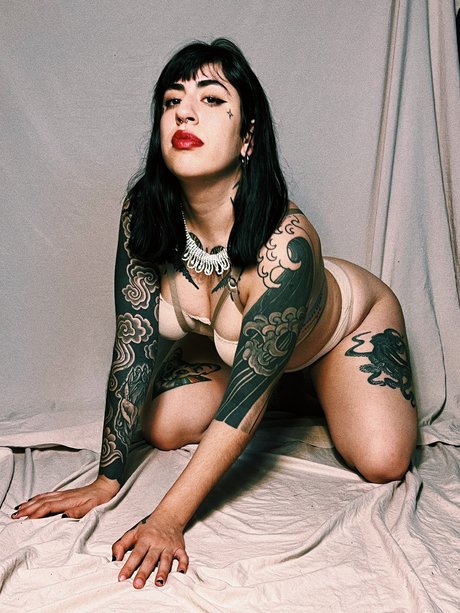 Giantess Jenna high quality model pictures