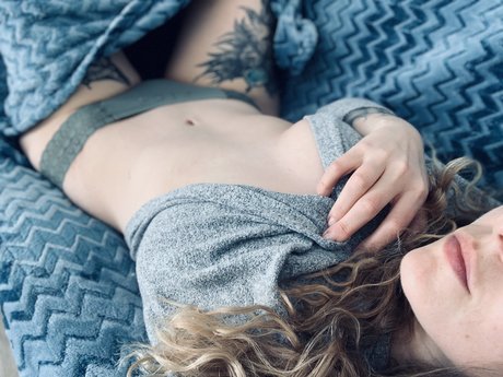 Feeygirl naked star picture