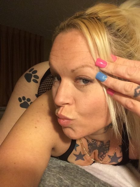 TrapBullient Pink model hd photo