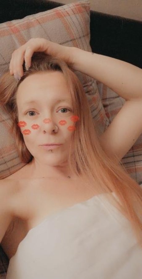 AnnieBee pretty model picture