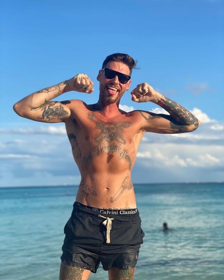 Pinche Chris beautiful model pic