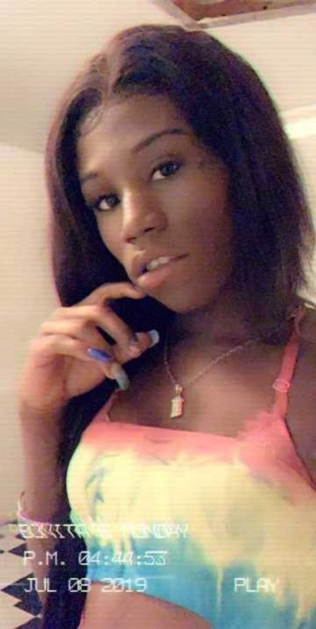 LOLA BUNNY porn actress picture