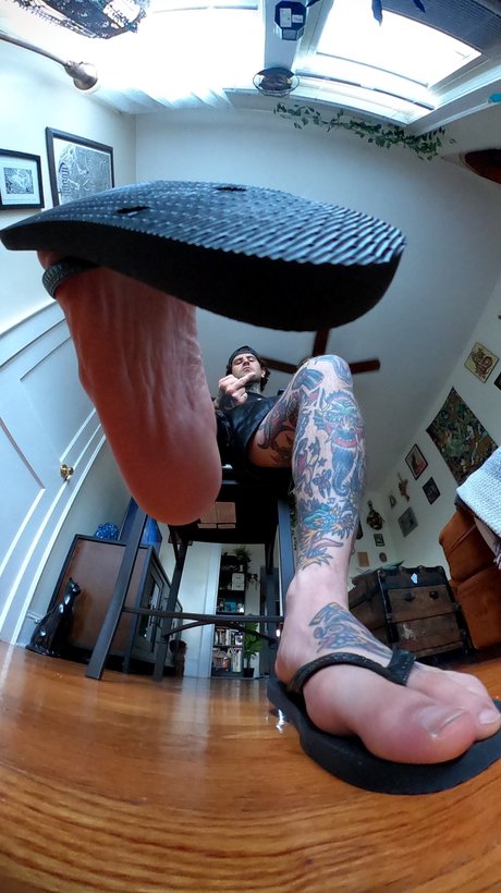 Tattooed Dom nudes actress pic