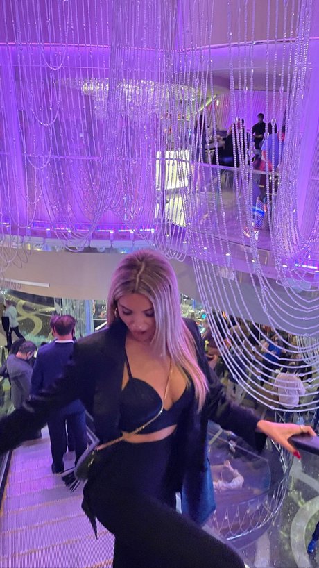 female popular onlyfans adult pictures