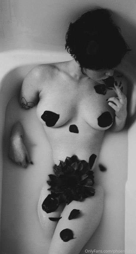 Phoenfatale beautiful model img