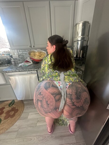 Miss Thick N Tatted hot actress pic