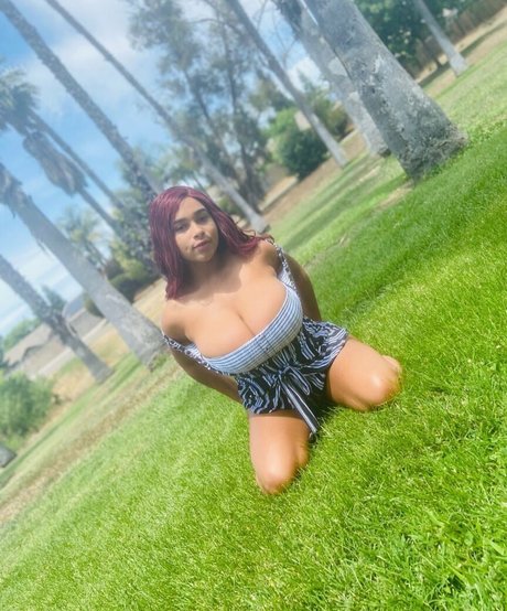 Thebae Breanna model top img