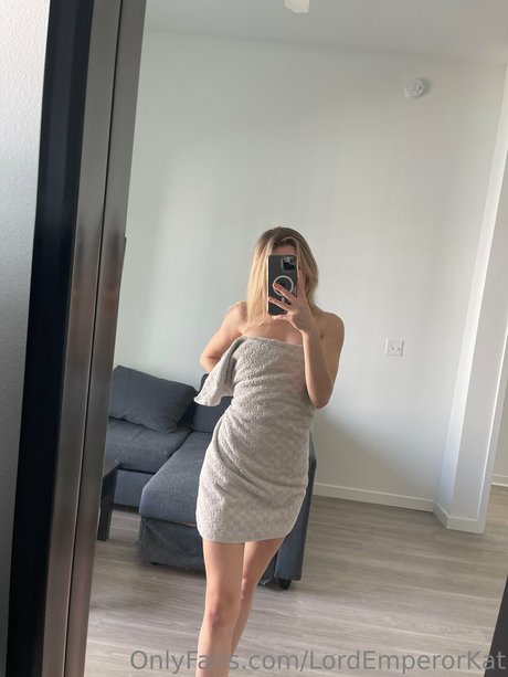 Kat ONLINE NOW star porn image