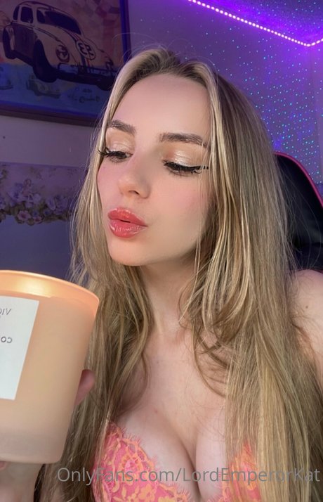 Kat ONLINE NOW high quality star img