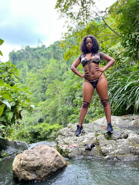 Yuni Nicolee hd pornstar picture