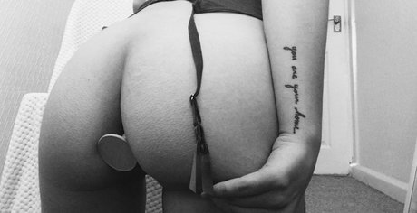 marie x naked model img