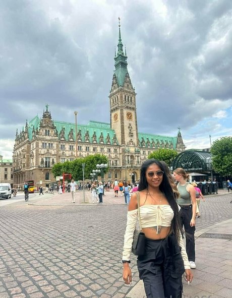 Mae Kulit pornstar pretty images