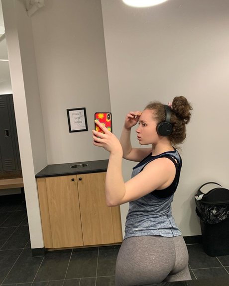 Alyssa Cleversey model adult img