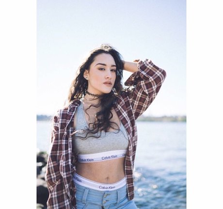 Olivia Hailey art model photo