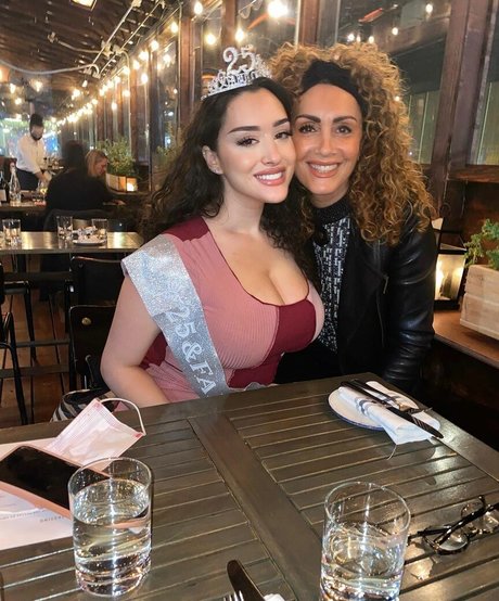 Olivia Hailey nude pornstar pictures