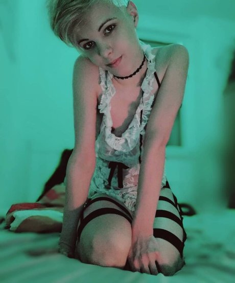 Blonditwink naked model pic