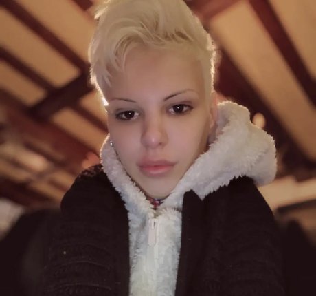 Blonditwink model pornographic image