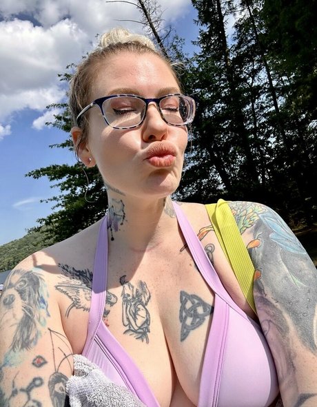 Sarah Karuna Satori xxx model picture